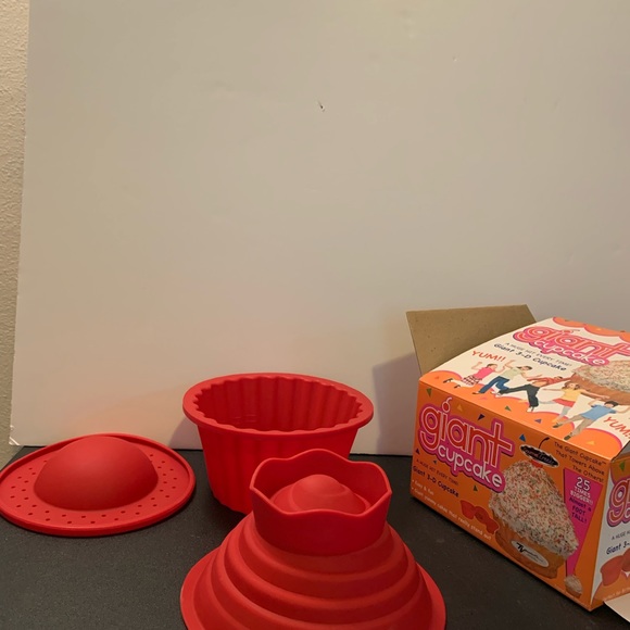 Giant 3 - D Cupcake Pan - Picture 3 of 5